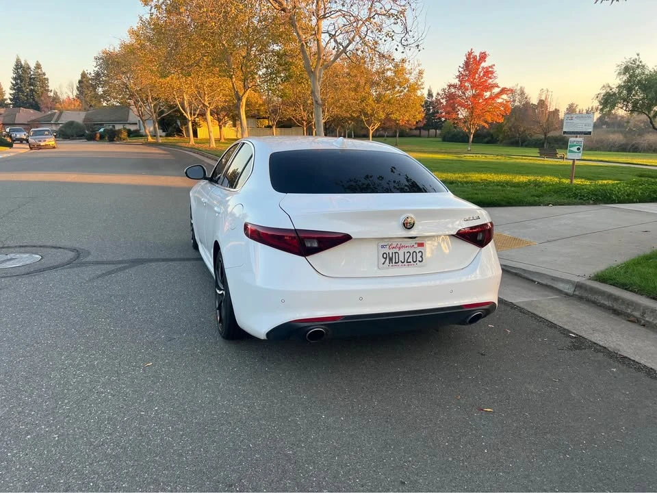 2019 Alfa Romeo Giulia - Image 11 of 17