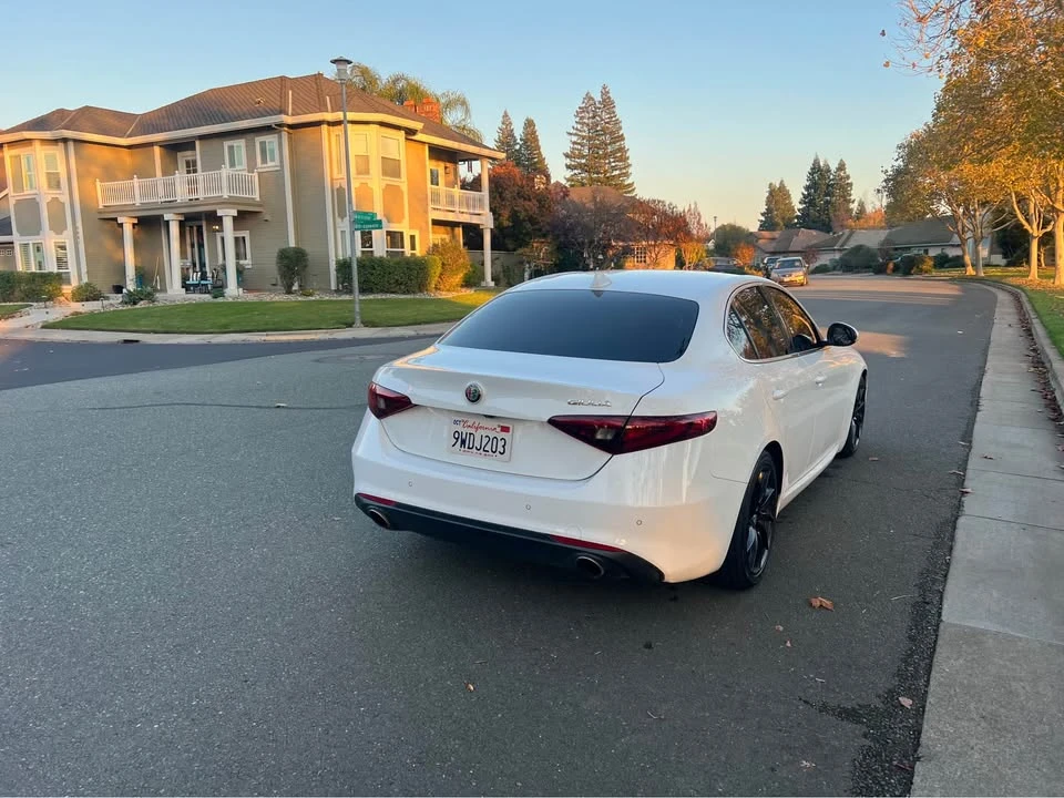 2019 Alfa Romeo Giulia - Image 10 of 17