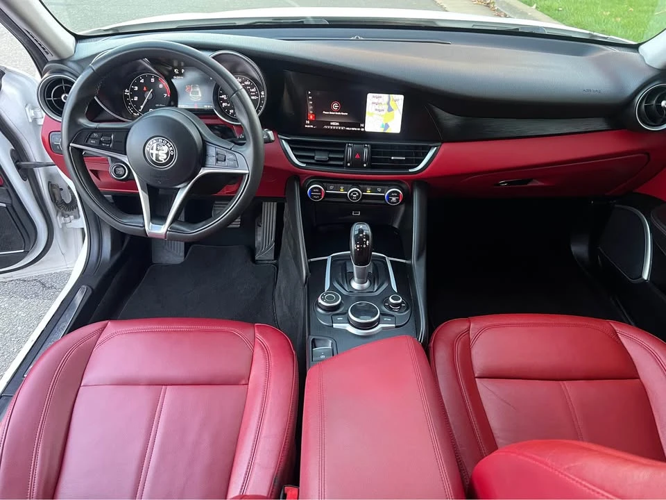 2019 Alfa Romeo Giulia - Image 14 of 17