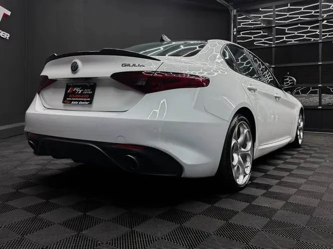 2019 Alfa Romeo Giulia - Image 5 of 9