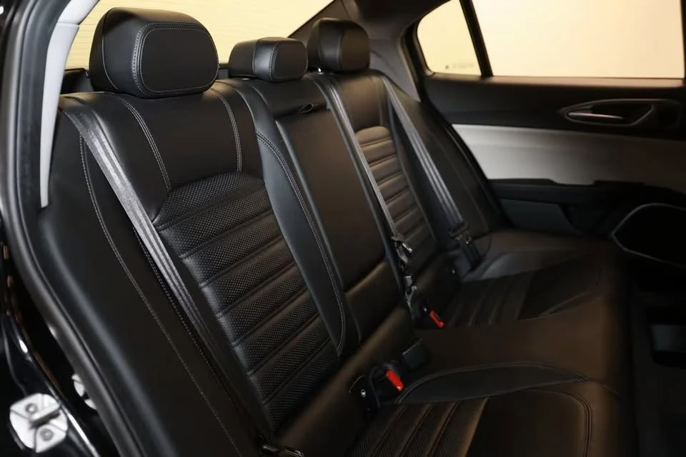 2019 Alfa Romeo Giulia - Image 13 of 20