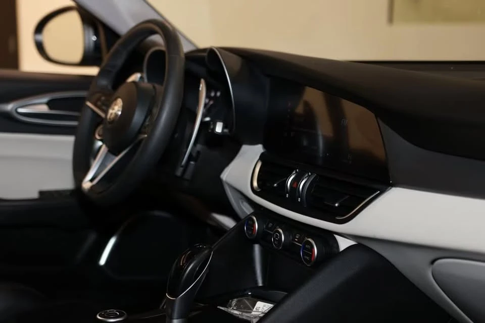 2019 Alfa Romeo Giulia - Image 16 of 20
