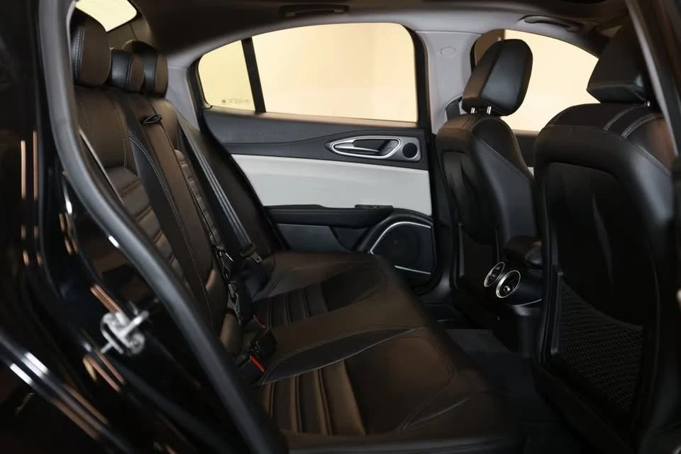 2019 Alfa Romeo Giulia - Image 14 of 20
