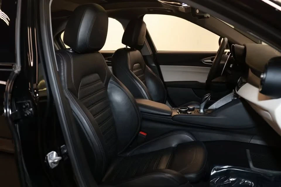 2019 Alfa Romeo Giulia - Image 15 of 20
