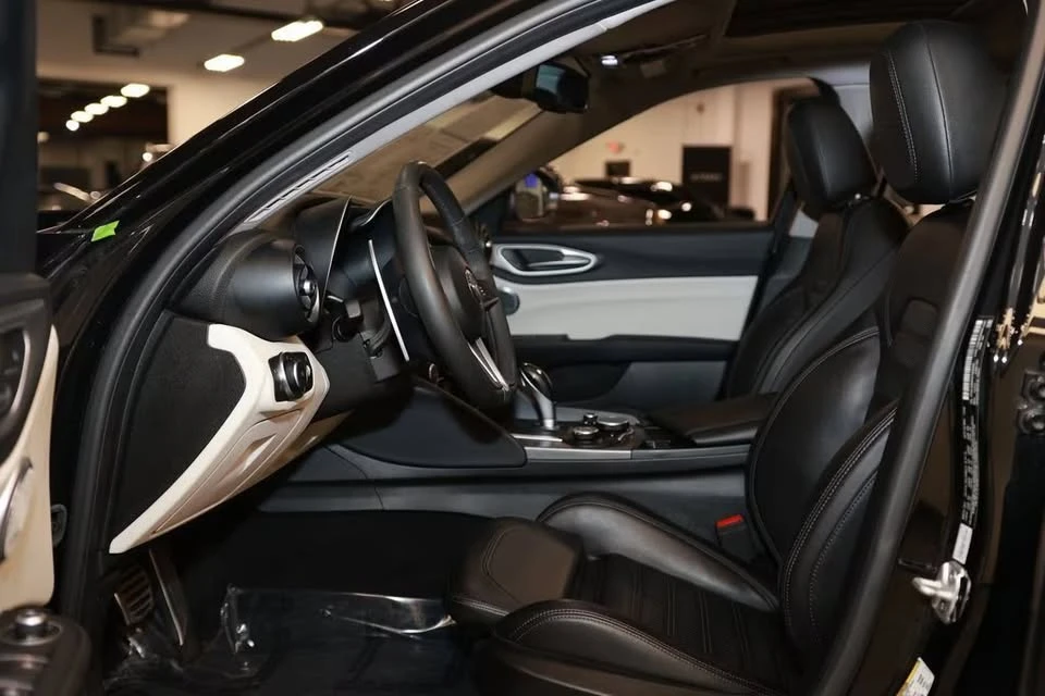2019 Alfa Romeo Giulia - Image 10 of 20