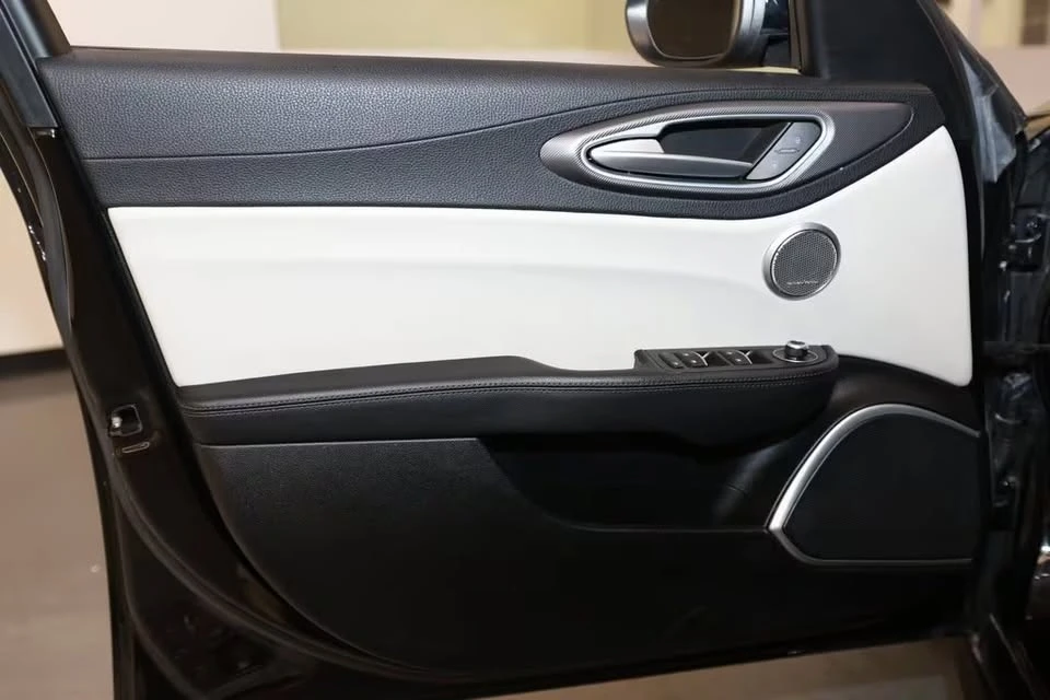 2019 Alfa Romeo Giulia - Image 18 of 20