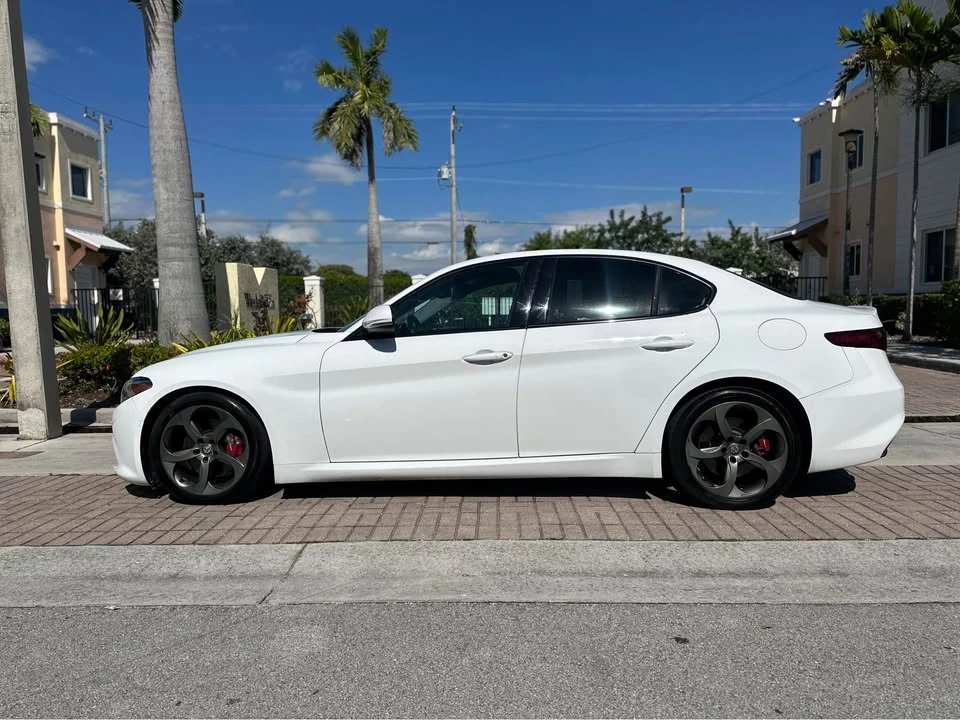 2019 Alfa Romeo Giulia - Image 9 of 14
