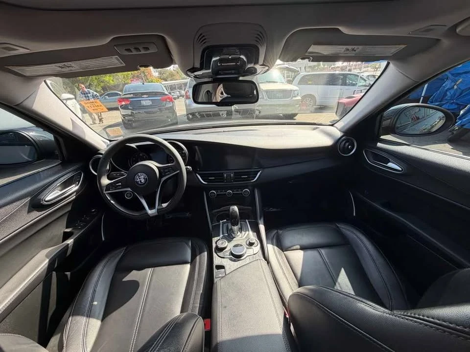 2019 Alfa Romeo Giulia - Image 14 of 18
