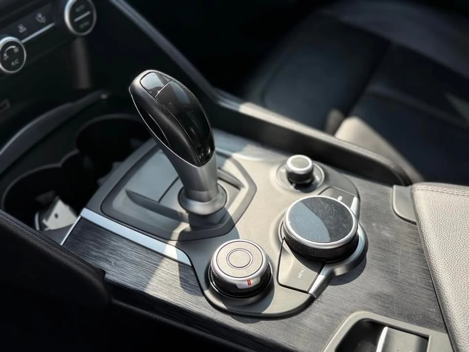 2019 Alfa Romeo Giulia - Image 16 of 18