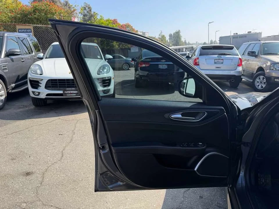 2019 Alfa Romeo Giulia - Image 10 of 18
