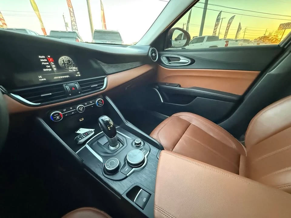 2019 Alfa Romeo Giulia - Image 11 of 19