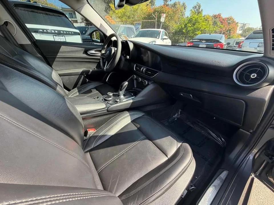 2019 Alfa Romeo Giulia - Image 15 of 18