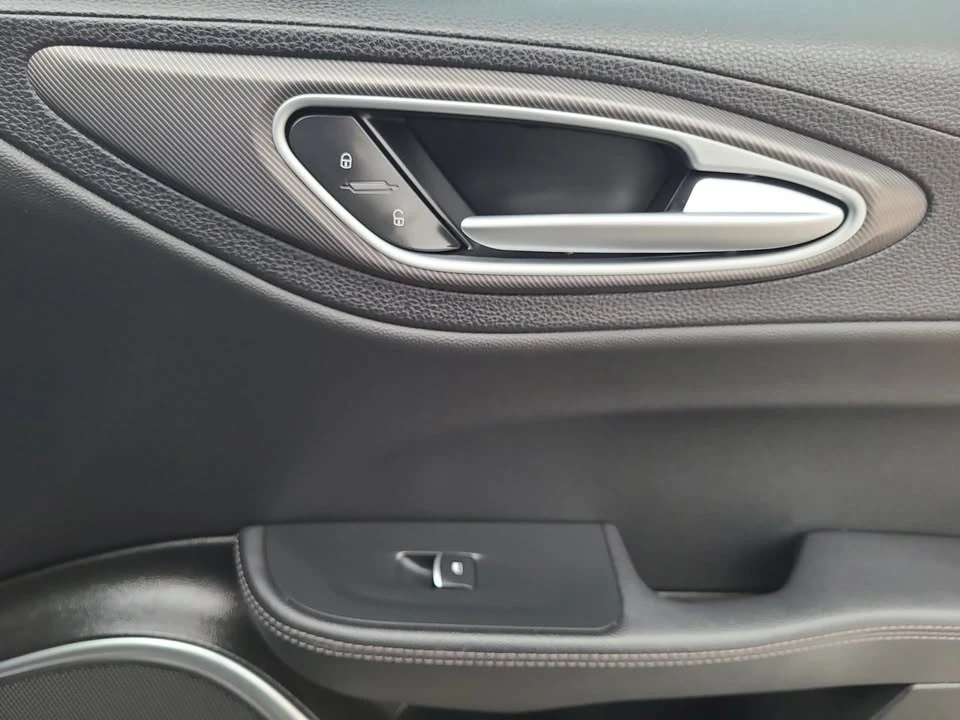 2019 Alfa Romeo Giulia - Image 15 of 18