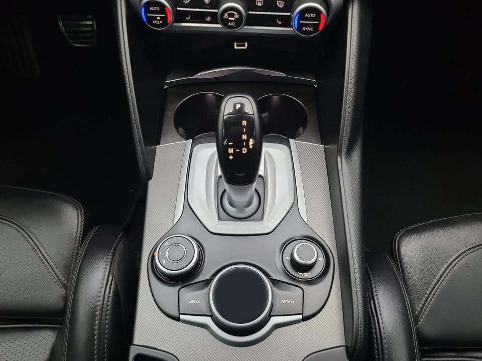 2019 Alfa Romeo Giulia - Image 11 of 18