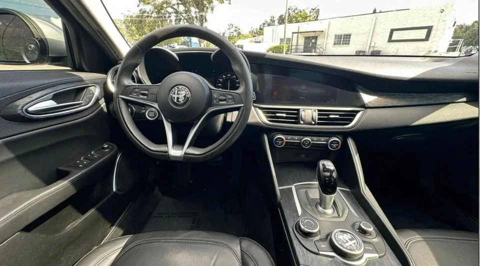 2019 Alfa Romeo Giulia - Image 5 of 8