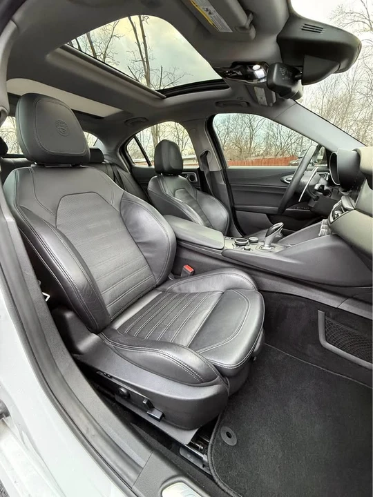 2019 Alfa Romeo Giulia - Image 8 of 14