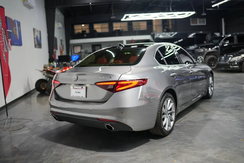 2019 Alfa Romeo Giulia - Image 5 of 10