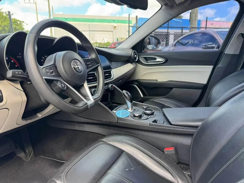 2019 Alfa Romeo Giulia - Image 14 of 15