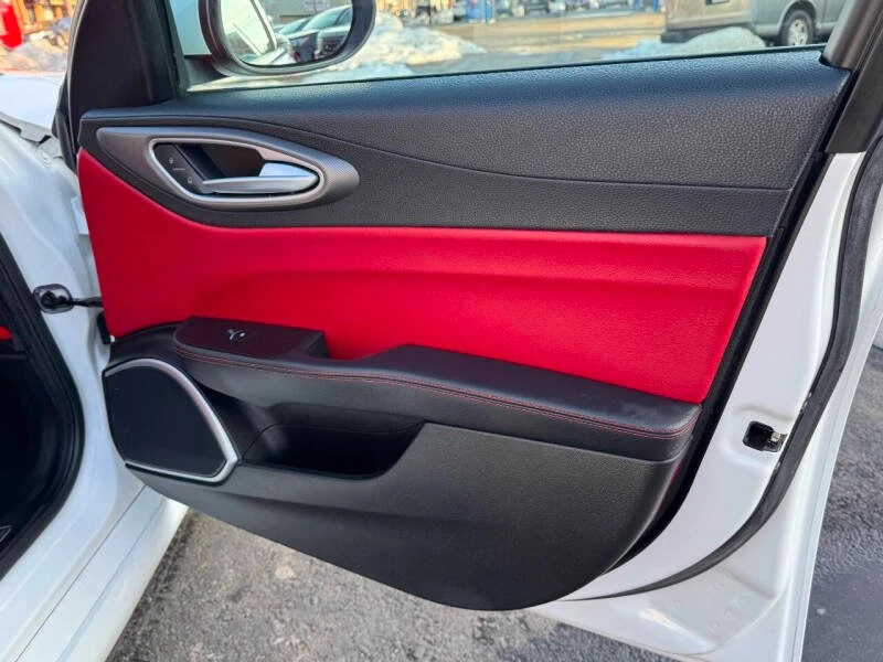 2019 Alfa Romeo Giulia - Image 7 of 17