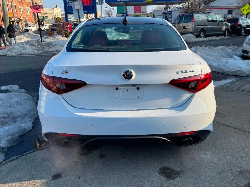 2019 Alfa Romeo Giulia - Image 5 of 17