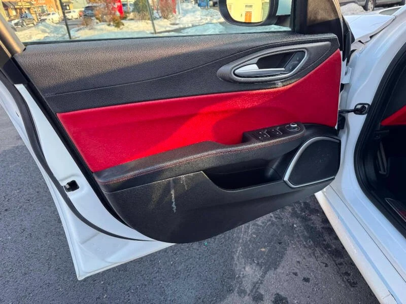 2019 Alfa Romeo Giulia - Image 6 of 17