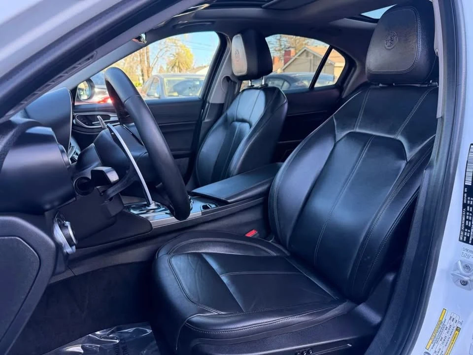 2019 Alfa Romeo Giulia - Image 15 of 20