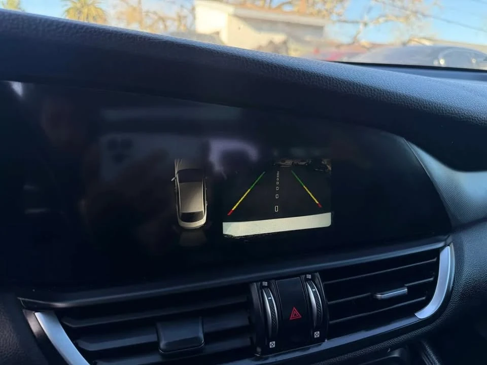 2019 Alfa Romeo Giulia - Image 16 of 20