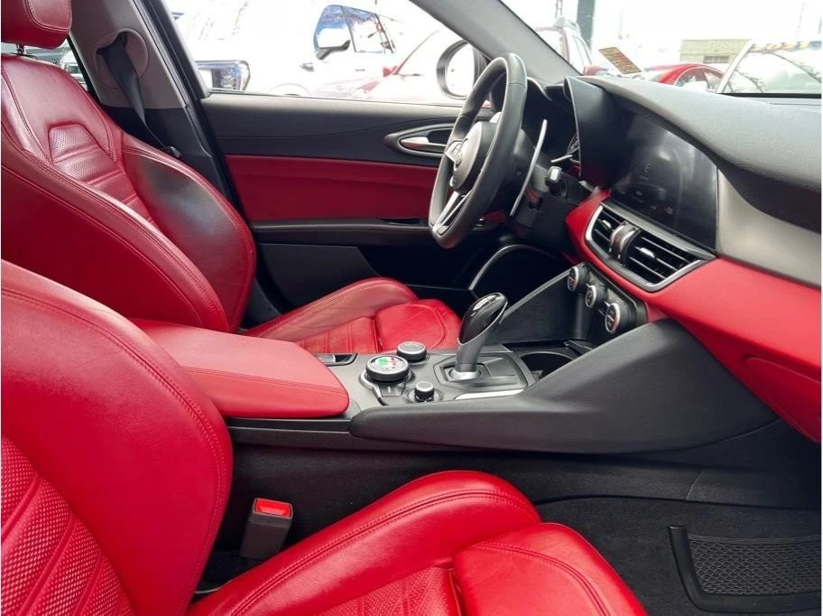 2019 Alfa Romeo Giulia - Image 17 of 20