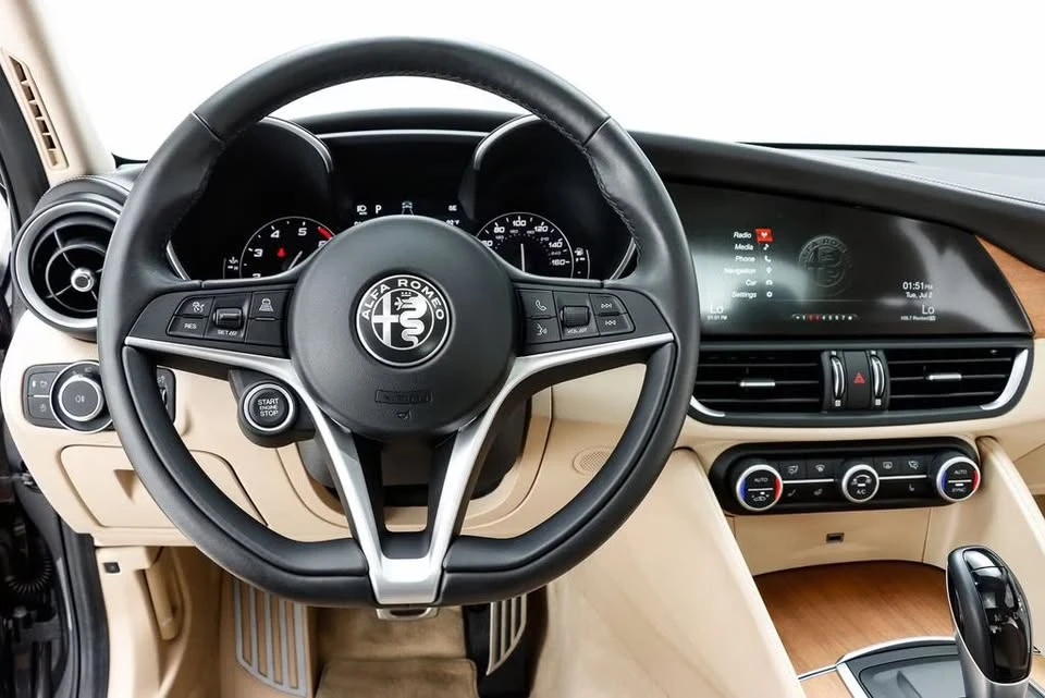 2019 Alfa Romeo Giulia - Image 7 of 8