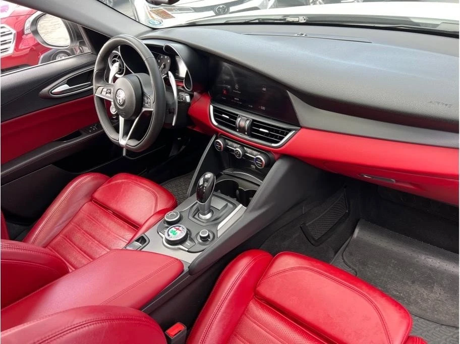 2019 Alfa Romeo Giulia - Image 18 of 20