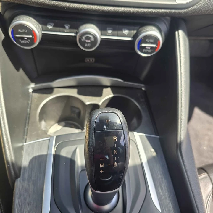 2019 Alfa Romeo Giulia - Image 14 of 15