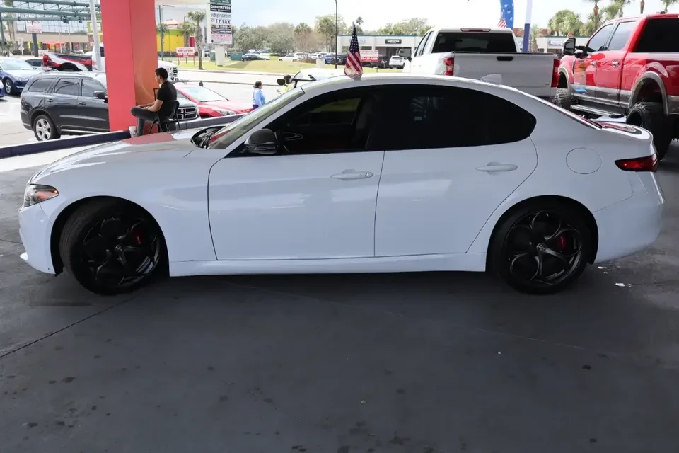 2019 Alfa Romeo Giulia - Image 5 of 9