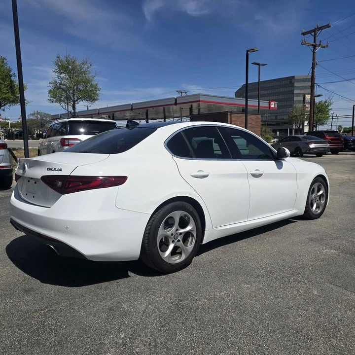 2019 Alfa Romeo Giulia - Image 5 of 15