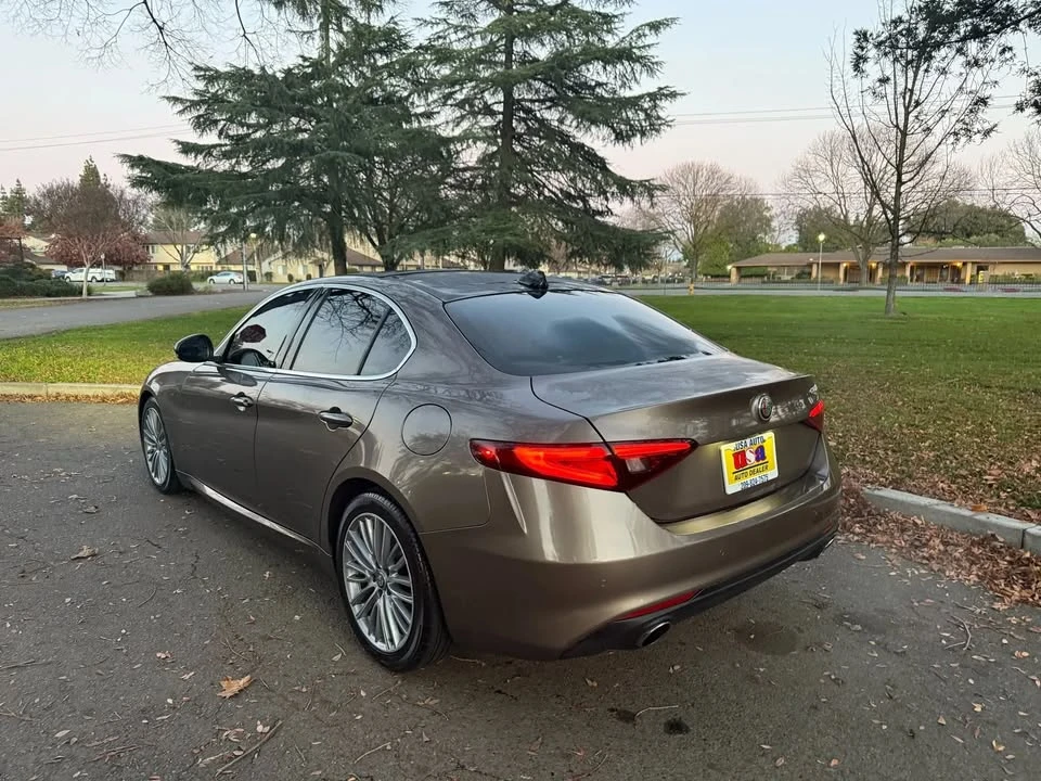 2019 Alfa Romeo Giulia - Image 11 of 18
