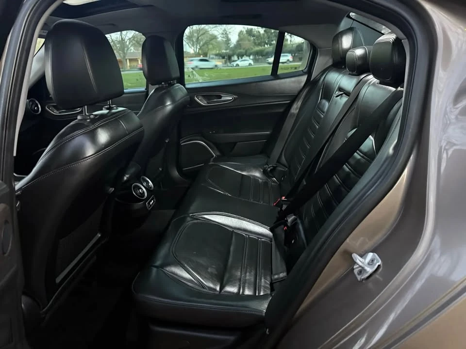 2019 Alfa Romeo Giulia - Image 17 of 18