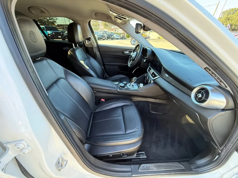 2019 Alfa Romeo Giulia - Image 14 of 17