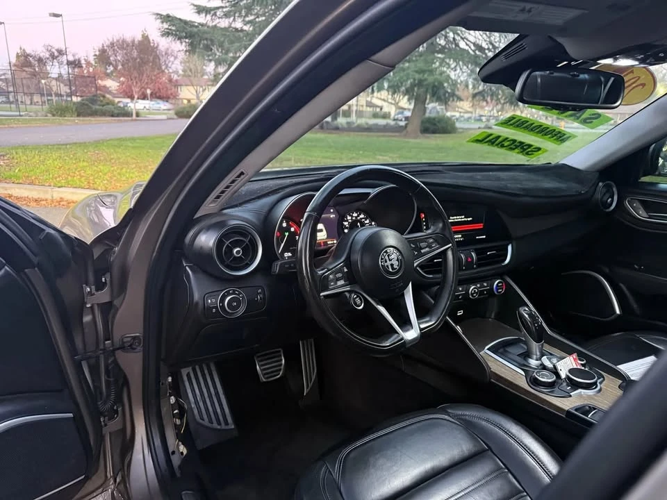 2019 Alfa Romeo Giulia - Image 12 of 18