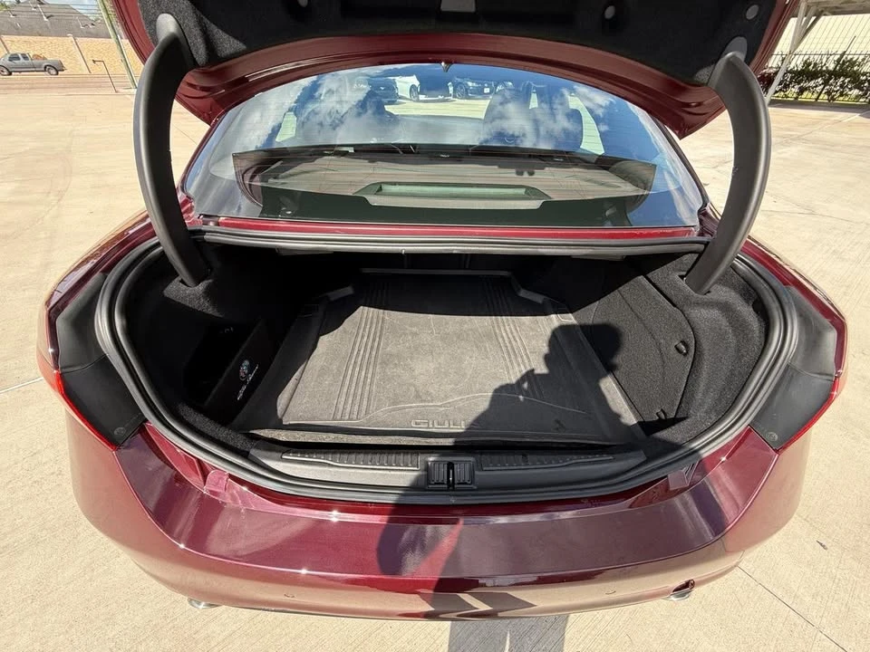 2019 Alfa Romeo Giulia - Image 12 of 17