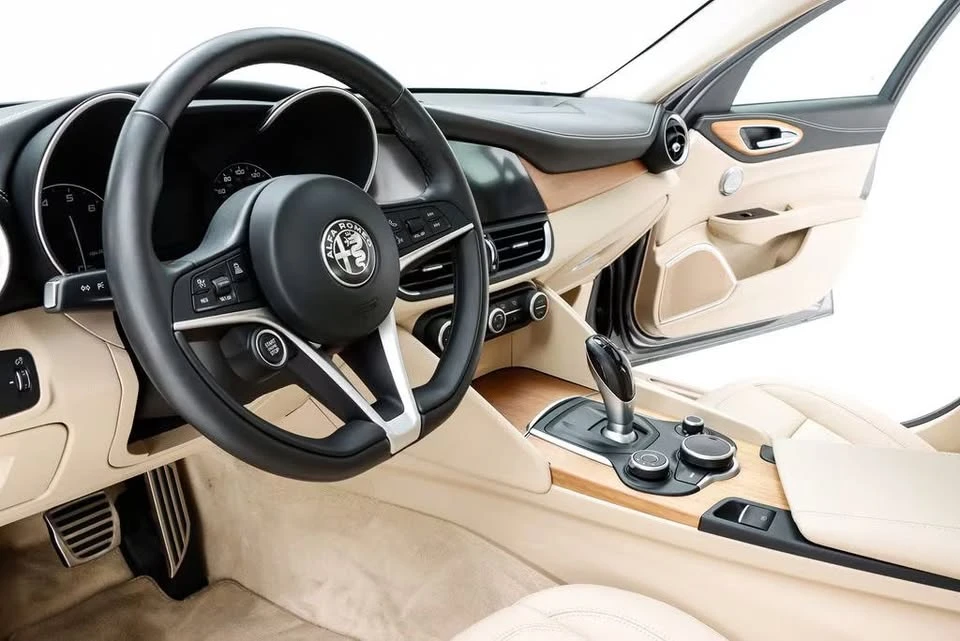 2019 Alfa Romeo Giulia - Image 6 of 8