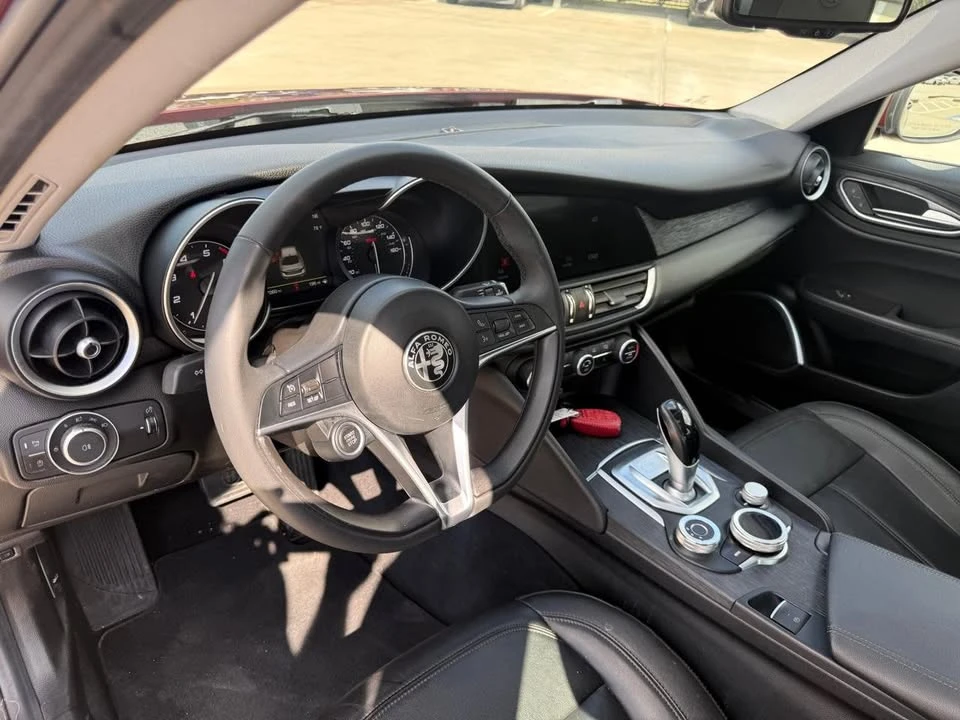 2019 Alfa Romeo Giulia - Image 8 of 17