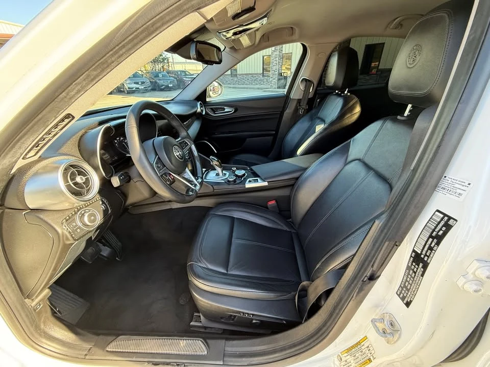 2019 Alfa Romeo Giulia - Image 8 of 17
