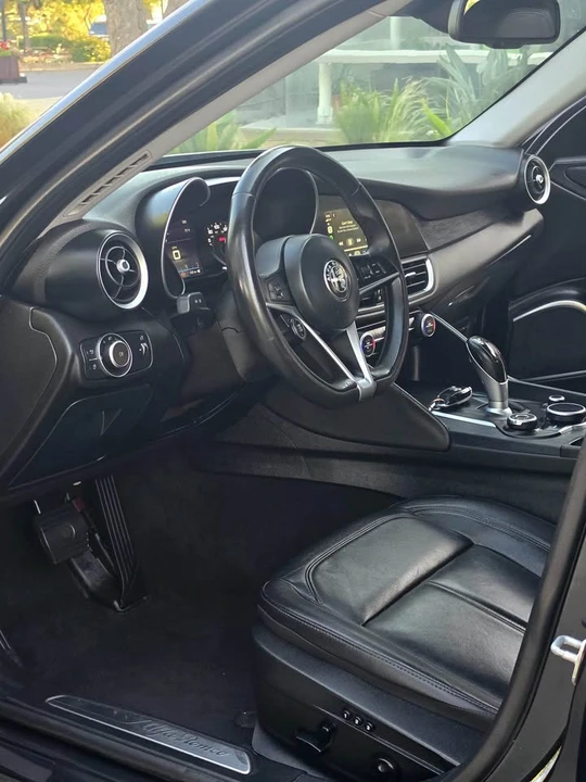 2019 Alfa Romeo Giulia - Image 6 of 19