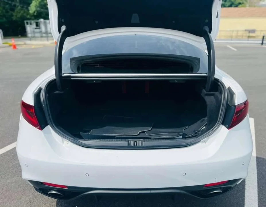 2019 Alfa Romeo Giulia - Image 10 of 19