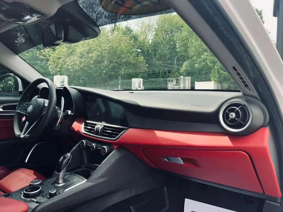 2019 Alfa Romeo Giulia - Image 14 of 19