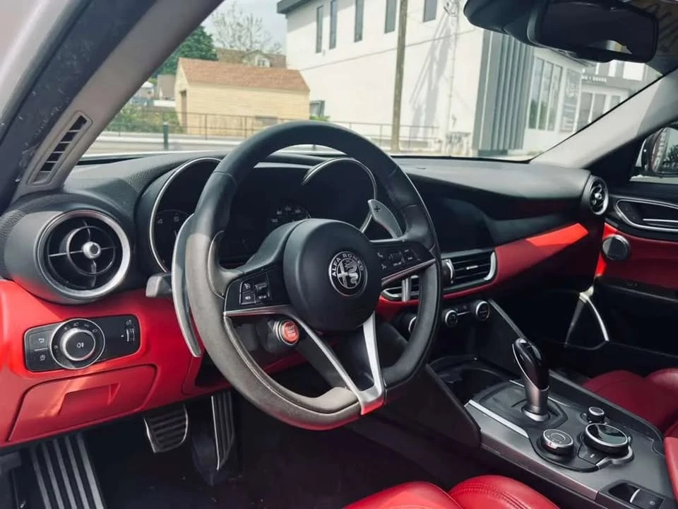 2019 Alfa Romeo Giulia - Image 12 of 19