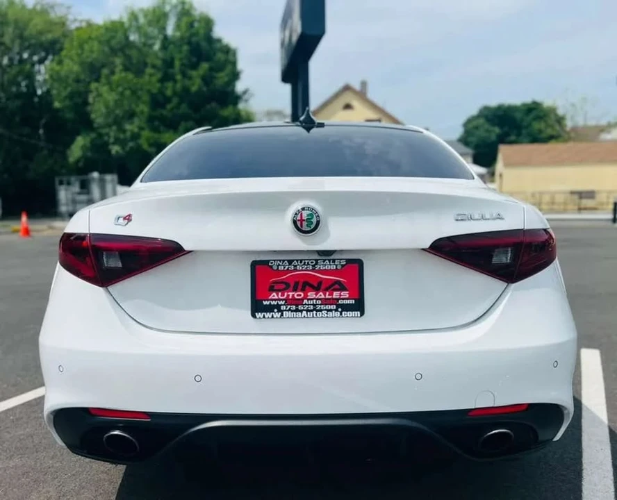 2019 Alfa Romeo Giulia - Image 9 of 19