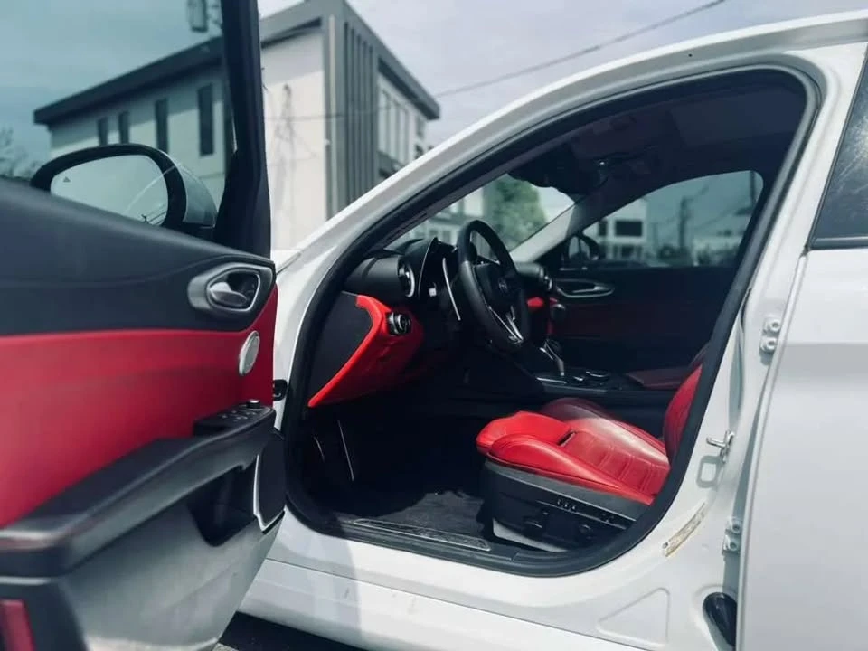 2019 Alfa Romeo Giulia - Image 11 of 19
