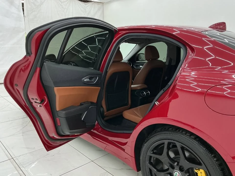 2019 Alfa Romeo Giulia - Image 9 of 20