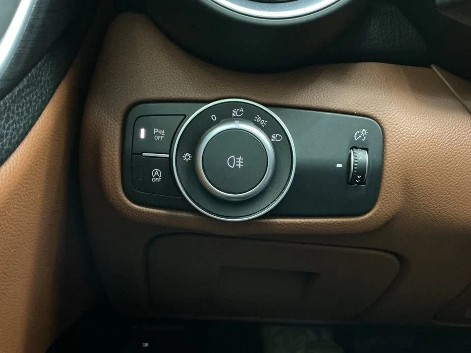2019 Alfa Romeo Giulia - Image 17 of 20