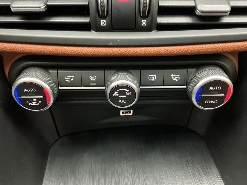 2019 Alfa Romeo Giulia - Image 15 of 20